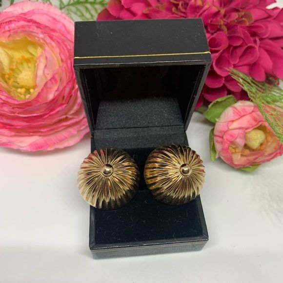 VINTAGE⚜️RARE NAPIER Tufted Golden Domed Clip Earrings - Picture 1 of 6